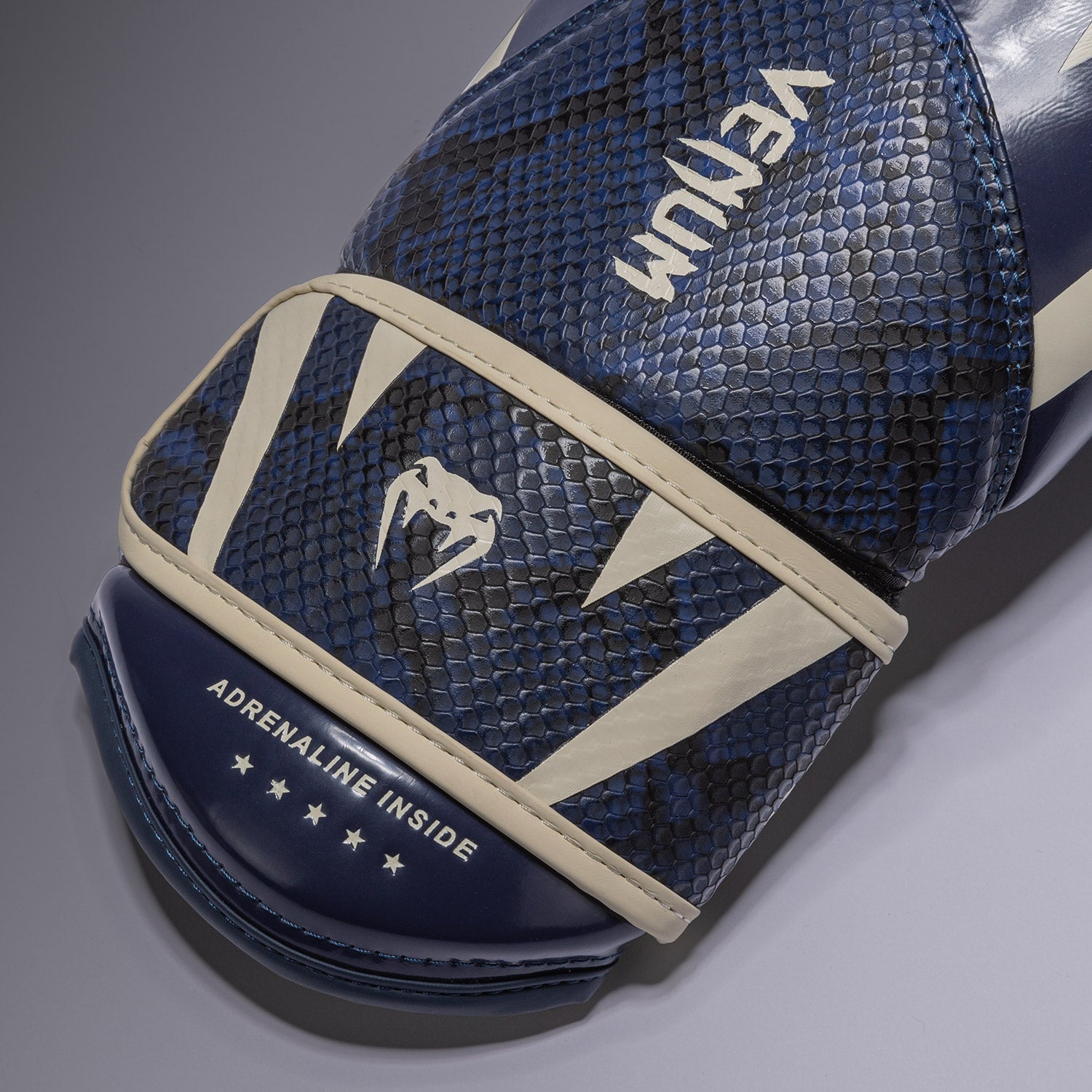 Venum Challenger 4.0 Scales Boxing Gloves