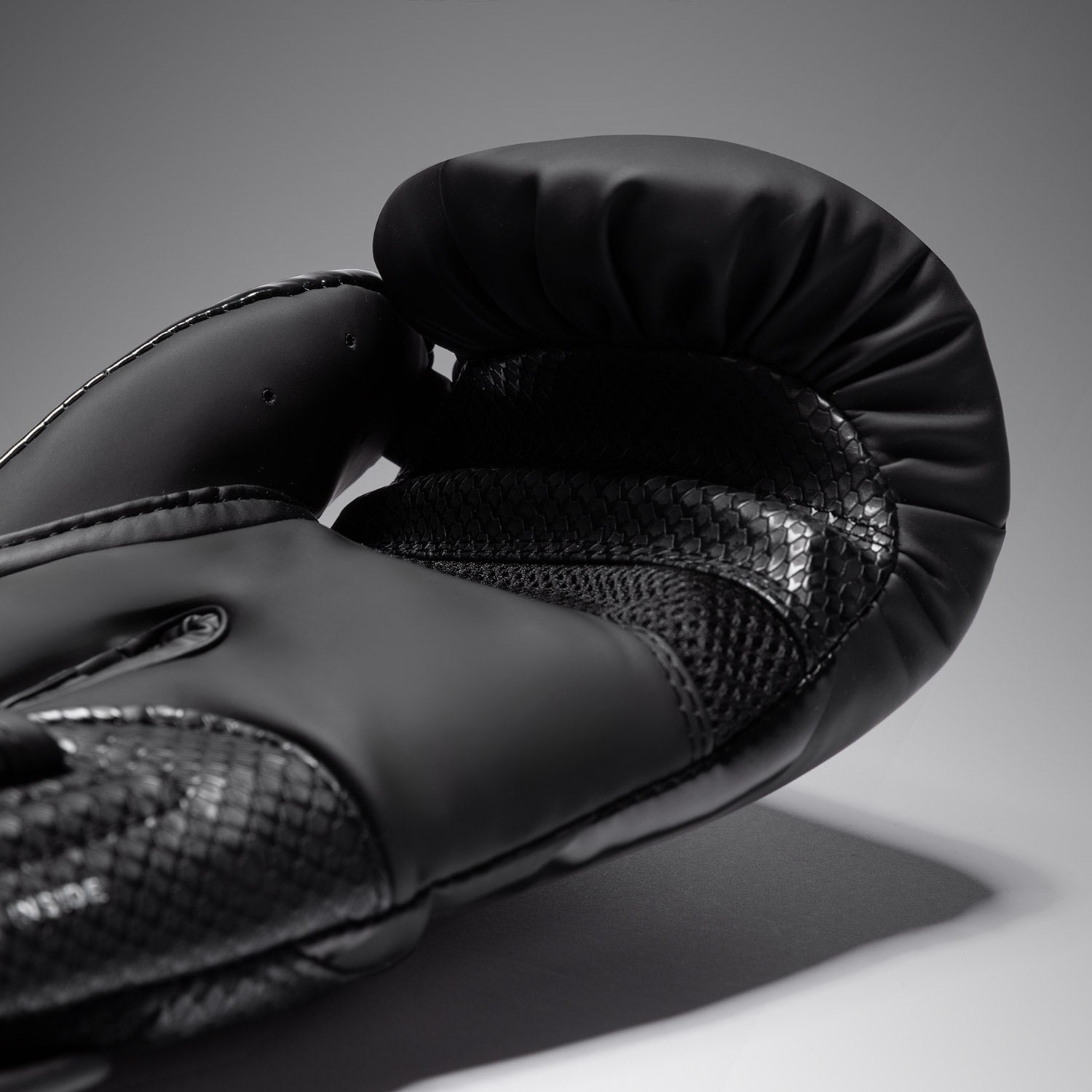 Venum Challenger 4.0 Scales Boxing Gloves