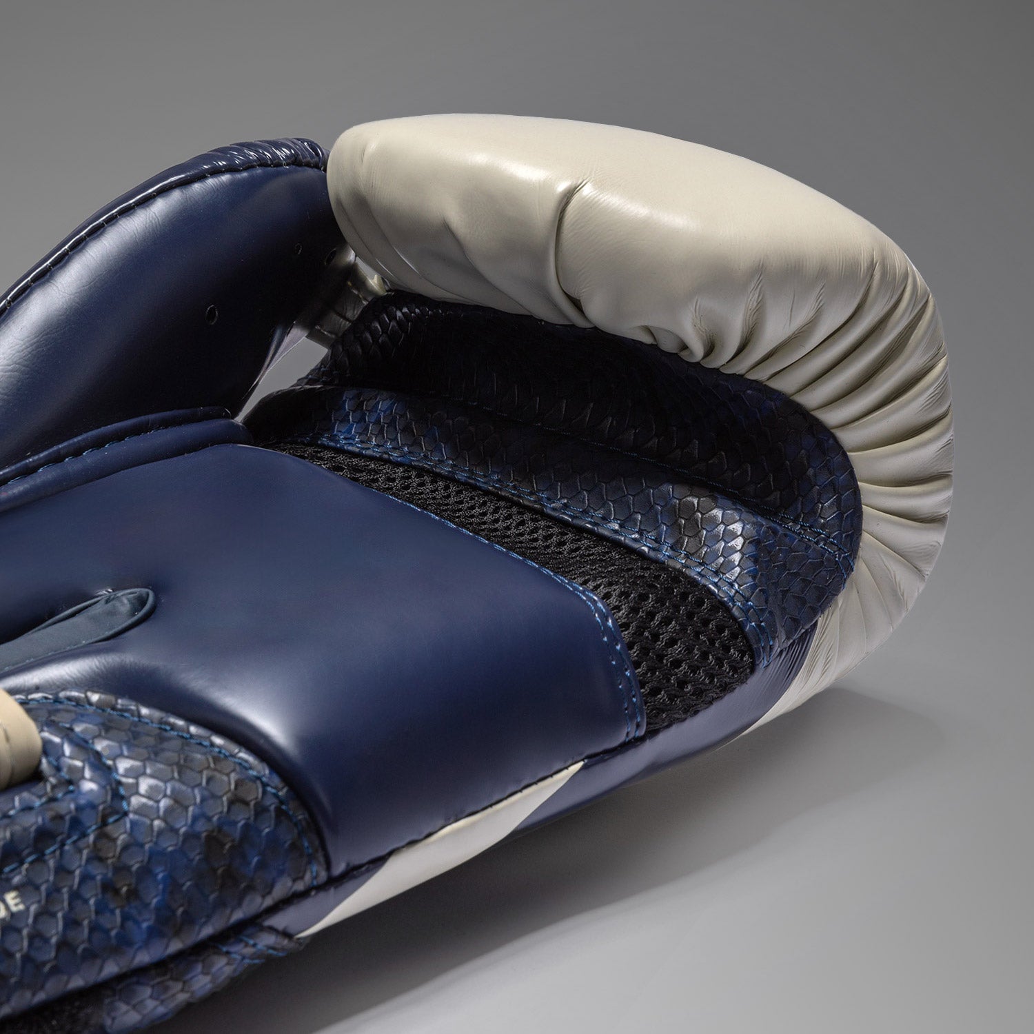 Venum Challenger 4.0 Scales Boxing Gloves