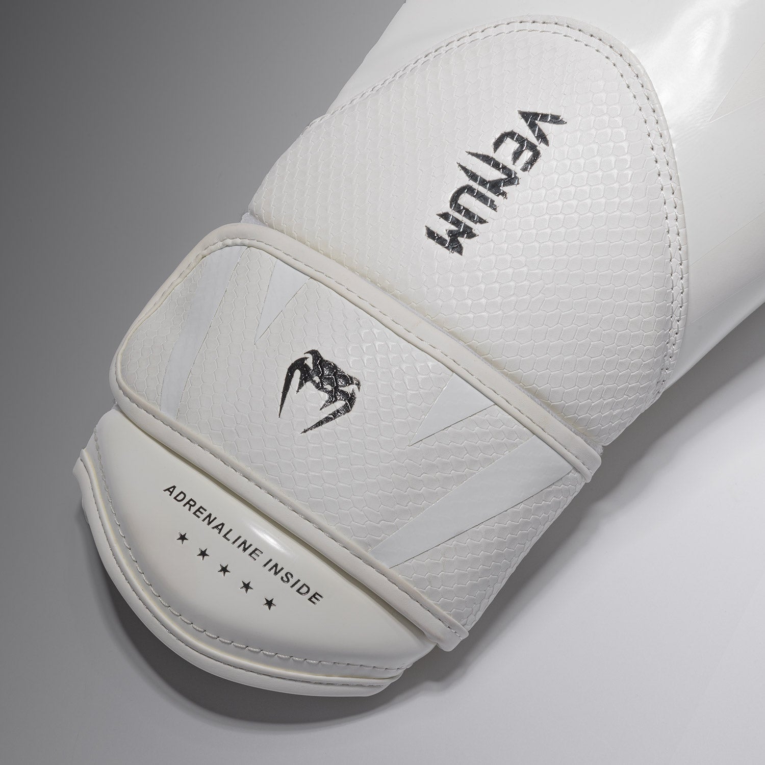 Venum Challenger 4.0 Scales Boxing Gloves
