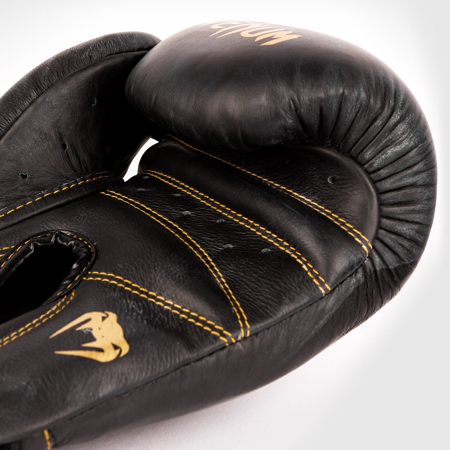 Venum Giant 2.0 Pro Boxing Gloves Velcro